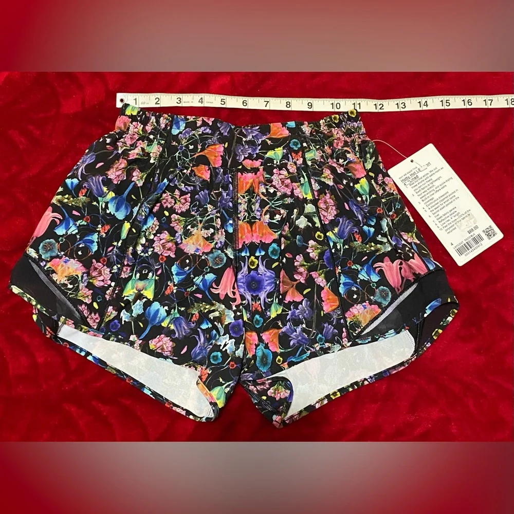 NEW SZ 4 Lululemon Hottie Hot LR Shorts Cute Floral Design Inner Lining Cute 🍋 - Picture 9 of 11